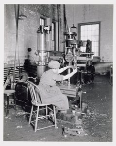 Lavoratrice in una Fabbrica durante la Prima Guerra Mondiale da American Photographer